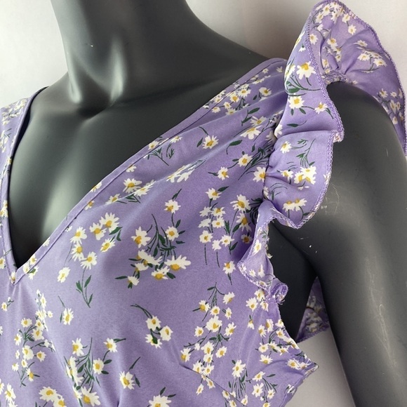 Shein lavender flutter sleeve blouse with tiny daisies medium - Picture 2 of 6